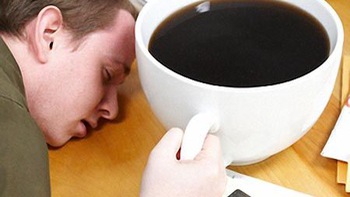 Càng uống cà phê càng... buồn ngủ, có phải là điều bất thường?