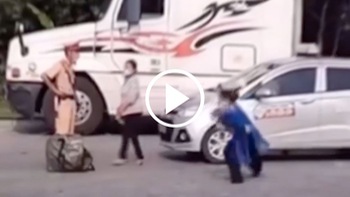 Chị gái đá dép múa côn 'đi đường quyền' tại chốt kiểm dịch ở Hà Nội