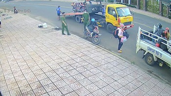 Cảnh sát giúp đỡ người dân về quê tránh dịch khi xe máy bị hư