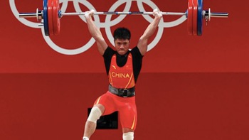 Lực sĩ Trung Quốc nâng tạ bằng 1 chân, phá kỷ lục Olympic