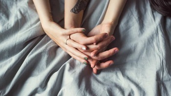 Quan hệ bằng tay có thể bị mắc bệnh truyền nhiễm, HIV hay không?