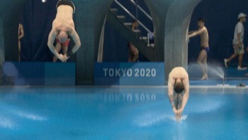 Màn nhảy cầu thảm họa tiếp nước bằng bụng ở Olympic 2020