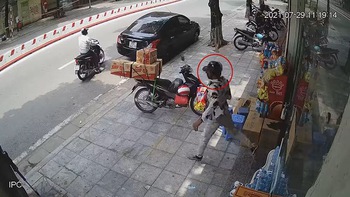 Hai thanh niên chở nhau vào tiệm tạp hóa cướp bột giặt ở Hà Nội