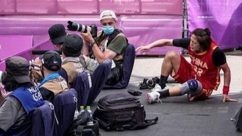 VĐV Trung Quốc khiến dàn máy ảnh 350 triệu của phóng viên tan nát