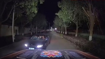 Tài xế xe sedan bật đèn pha 'tắt điện' khi gặp SUV