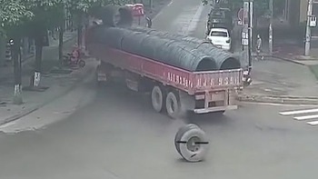 Container văng bánh, tài xế không hay biết