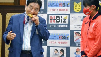 Quan chức Nhật Bản gây phẫn nộ khi cắn HCV của VĐV Olympic