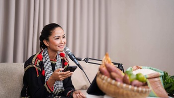 'Hoa hậu shipper' H'Hen Niê diện đồ thổ cẩm bán hàng online