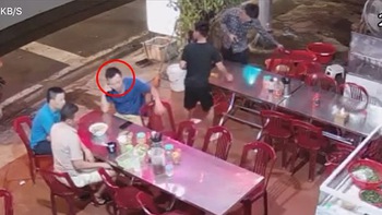 Vị khách vô tình kéo ghế làm nam thanh niên té 'giập mông'