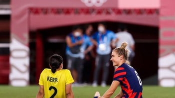 Hai nữ cầu thủ yêu nhau sau khoảnh khắc ôm ấp lịm tim ở Olympic