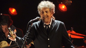 Danh ca Bob Dylan bị kiện tội ấu dâm với bé gái 12 tuổi