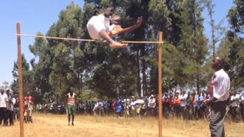 Học sinh châu Phi thi nhảy cao 2 mét khiến dân mạng sửng sốt