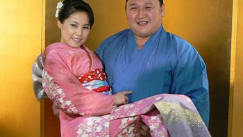 Những cuộc hôn nhân triệu đô giữa các hot girl và võ sĩ sumo Nhật