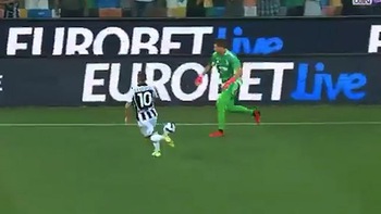 Thủ môn Juventus ôm hận vì 'trổ tài' rê bóng
