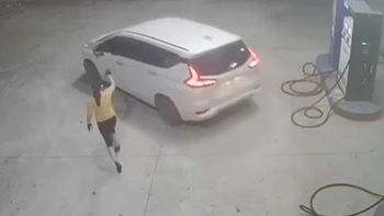 Người phụ nữ bất lực với tài xế ôtô quỵt tiền đổ xăng