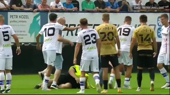 Cầu thủ nhận thẻ đỏ vì ngăn cổ động viên quá khích lao vào sân