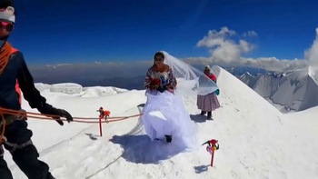 Cặp đôi kết hôn trên đỉnh núi 6.462 m ở Bolivia