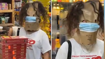 Người phụ nữ trùm túi kín mặt khi đi mua đồ ở Mỹ