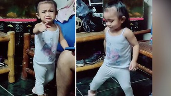 Bé gái đang khóc bỗng nhiên nhảy nhót khi nghe bài tủ