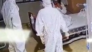 Bệnh nhân đang ngủ la hét vì nửa đêm 'có người áo trắng' vào thăm