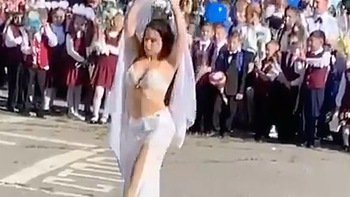 Cô giáo múa bụng ngay trong ngày tựu trường gây tranh cãi ở Nga