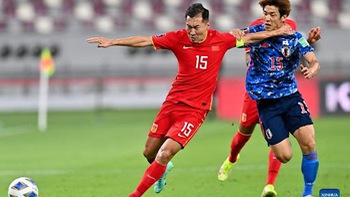 Đội trưởng Trung Quốc bị cấm đá trận Việt Nam vì chơi xấu