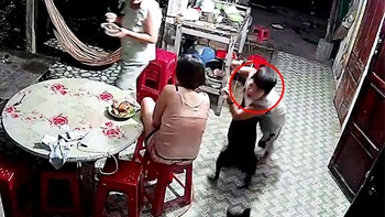 Bé trai mếu máo vì bị chú chó tông ngã khi đang ăn