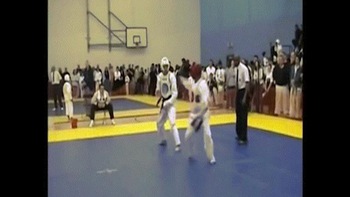 Sư phụ Thiếu Lâm tung đòn đá xoay hạ gục võ sĩ Taekwondo