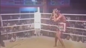 Võ sĩ 'gầy như cò hương' tấu hài sau khi hạ knock-out đối thủ