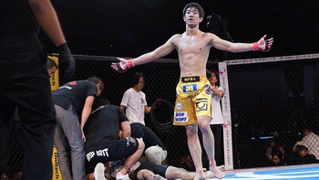 Bị đấm sấp mặt, võ sĩ Nhật Bản bỏ chạy thoát thân trên sàn đấu