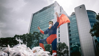 Superman xuất hiện giữa Sài Gòn phát lương thực gửi bà con khó khăn
