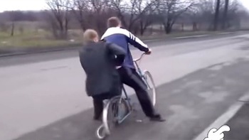Chàng trai quá khổ làm gãy bánh xe đạp khi nhảy lên ngồi