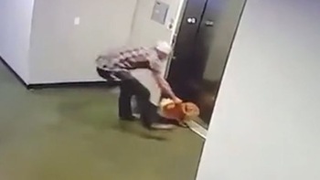 Chàng trai nhanh trí cứu chú chó thoát chết trước thang máy