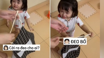 Bé gái bắt bố đeo tạp dề để rửa bát thay mẹ