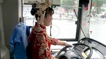 Cô dâu lái xe bus chạy vèo vèo chở họ hàng đến dự đám cưới của mình