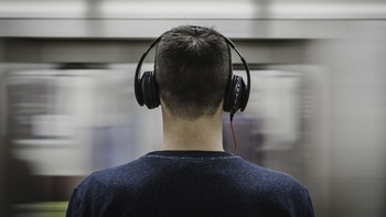Nghe headphone trong nhiều giờ, lâu dài thính giác có bị hỏng?