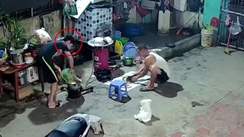 Chàng trai làm rớt điện thoại vào nồi nước luộc thịt mà không biết