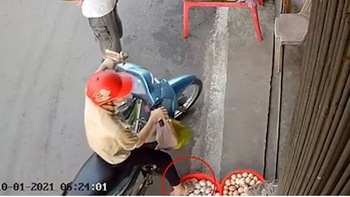 Cô gái dừng xe máy giẫm nát rổ trứng gà