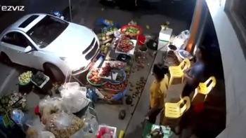 2 người bán trái cây hú hồn với tài xế ôtô nhầm chân ga