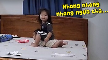 Bà hốt hoảng khi chị gái 2 tuổi lấy em trai làm ngựa