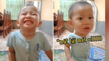 Bé trai cố chịu đựng khi ăn đồ cay dù mắt ngấn lệ