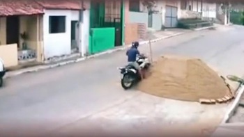 Thanh niên chạy môtô mắc kẹt ở đống cát giữa đường