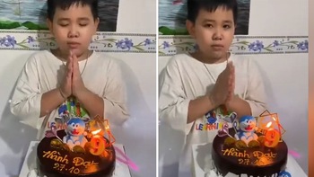 Bé trai nhầm lẫn vái lạy bánh sinh nhật sau khi cầu nguyện