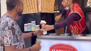 Người đàn ông bán kem Thổ Nhĩ Kỳ hờn dỗi khi gặp khách nhây