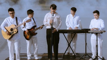 Cover 'hit bự' của Quân AP, Andiez 'chơi lớn' hát giữa hồ Tuyền Lâm