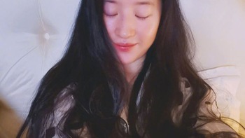 Lưu Diệc Phi mặc đồ ngủ khoe mặt mộc, netizen góp ý cách ‘tự sướng’