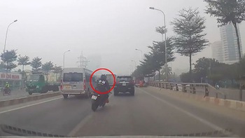 Thanh niên chạy môtô đánh võng tông cắm đầu vào xe tải chở sơn