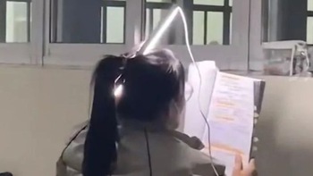 Nữ sinh gắn bóng đèn huỳnh quang vào đầu để ôn thi