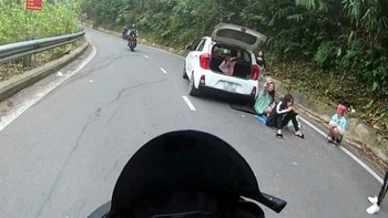 5 cô gái thản nhiên ngồi ăn uống sau đuôi ôtô dừng giữa đường đèo