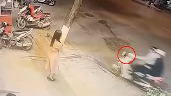 Cô gái đứng ngoài đường nhún nhảy quay video bị cướp điện thoại